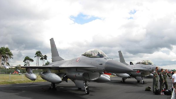 F16's.JPG